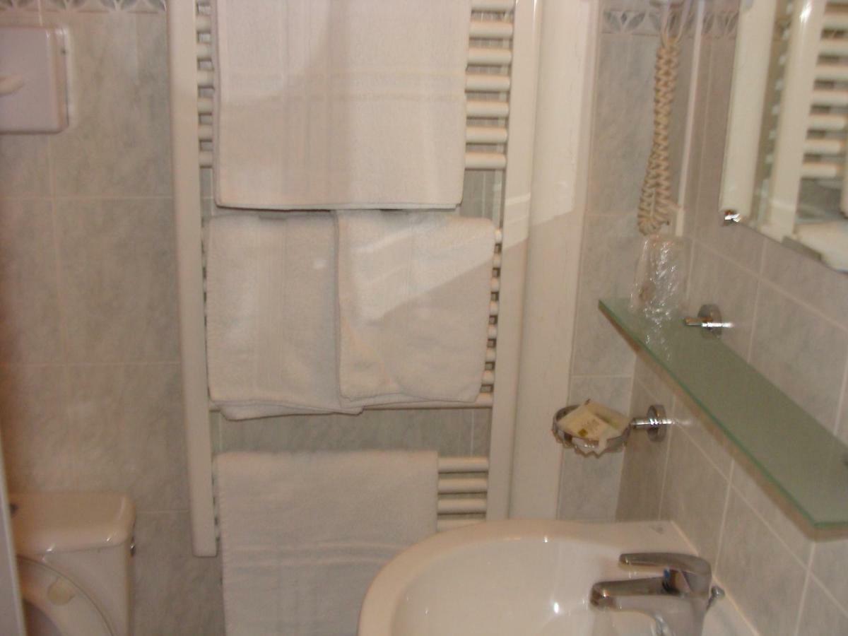 Hotel Logis La Gamade Donzenac Zewnętrze zdjęcie